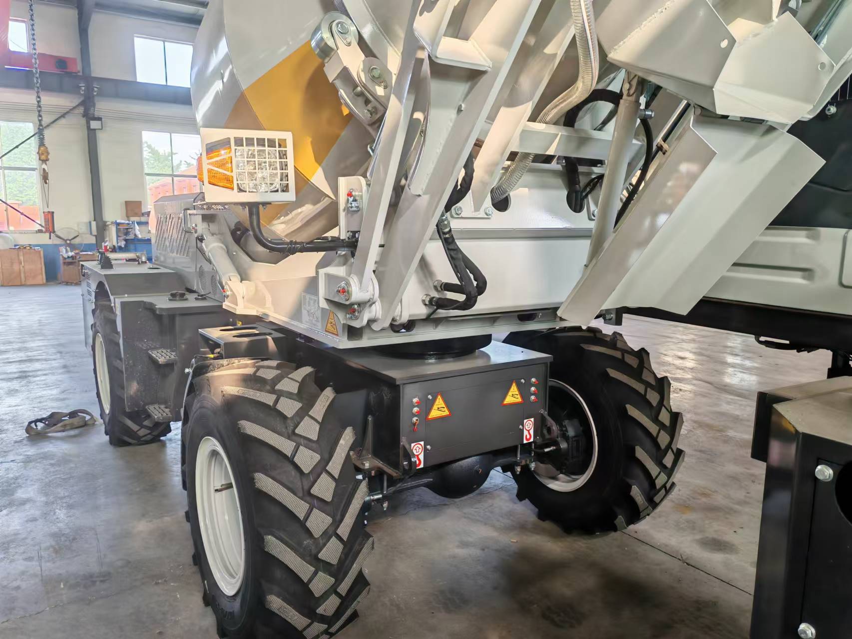 شاحنة خلاطة خرسانة ذاتية التحم - مراجعة Heavy Equipment Mixer وسعره